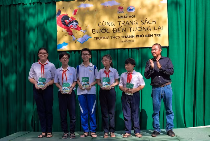Nhà văn Nguyễn Phước Thảo tặng Miền xanh cho các em học sinh.