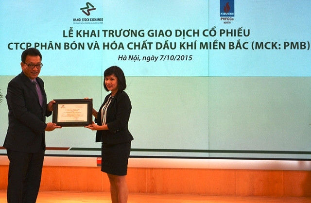 Phó Tổng Giám đốc HNX Nguyễn Văn Dũng trao giấy chứng nhận niêm yết cho CTCP Phân bón và Hóa chất Dầu khí miền Bắc.