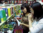 Nhiều bạn trẻ chọn mua sách giảm giá ở hiệu sách đường Đinh Lễ, Q.Hoàn Kiếm, Hà Nội.