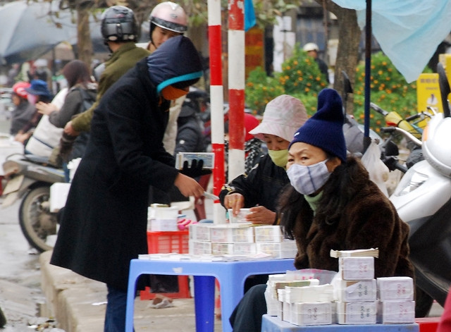 Dịch vụ đổi tiền lẻ ngày nay hoạt động kín đáo hơn. Trong ảnh: Một điểm đổi tiền lẻ tại quận Hà Đông (Hà Nội) cuối năm 2014. Ảnh: ĐỨC ANH