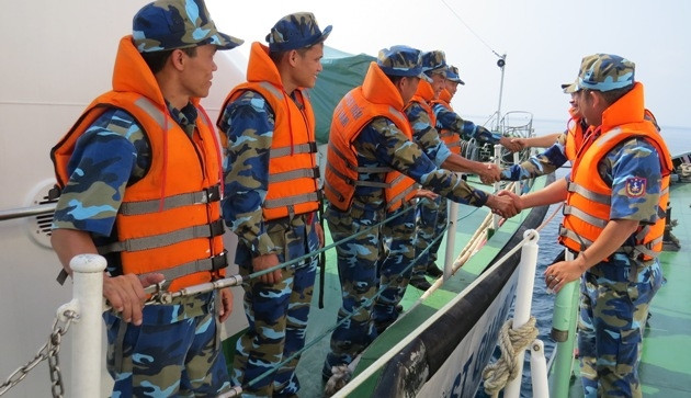 Cuộc gặp gỡ bất ngờ của hai tàu cảnh sát biển.