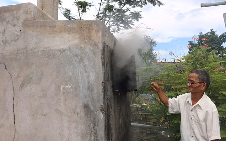 Lò đốt rác hộ gia đình ở Long An đang góp phần kéo giảm tình trạng vứt rác lộ thiên.