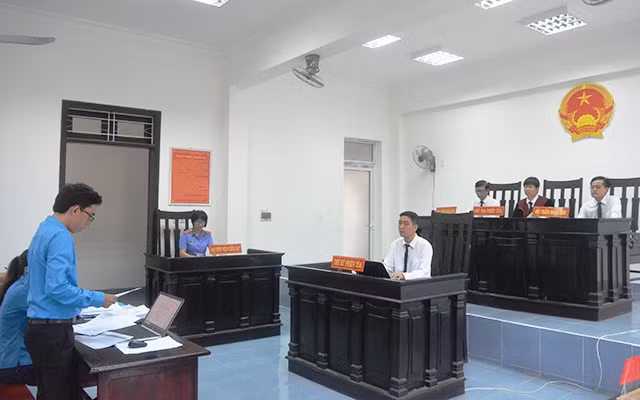 Cán bộ Công đoàn được người lao động uỷ quyền đại diện tại phiên toà xét xử 