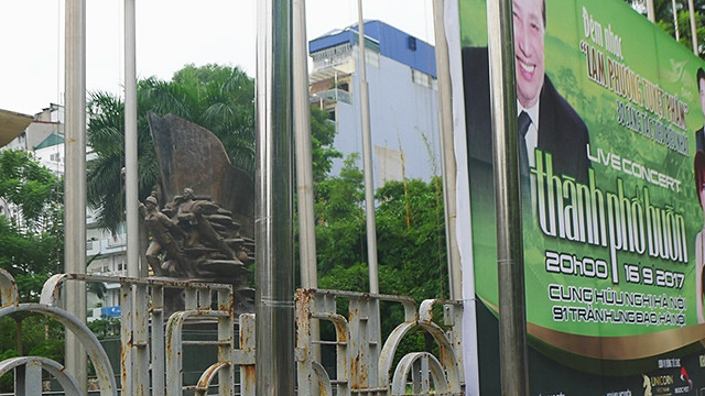 Tượng đài Công nông binh ở Cung văn hóa Hữu nghị Việt Xô, Hà Nội ít người biết đến, giờ còn bị quảng cáo chương trình nghệ thuật che kín.