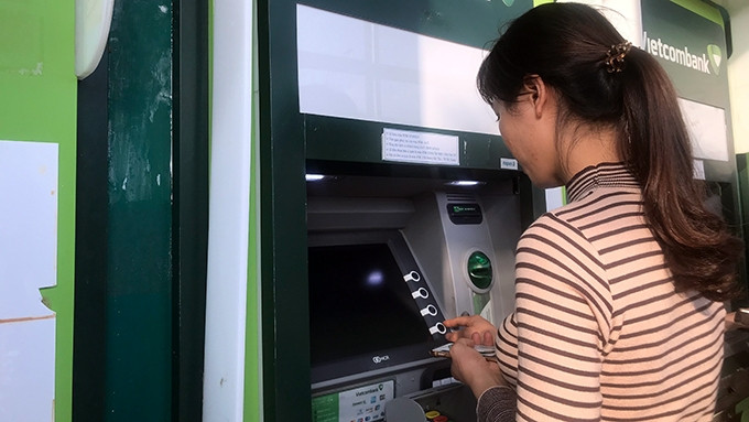 Chị Phạm Thị Thanh Hiền thực hiện giao dịch tại ATM Vietcombank (khu công nghiệp Vân Trung - Bắc Giang). 