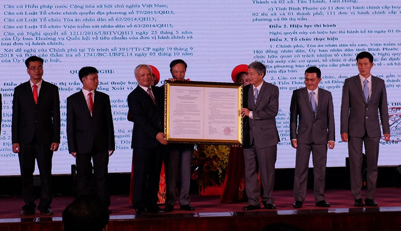 Đồng chí Uông Chu Lưu trao quyết định thành lập thành phố Đồng Xoài.