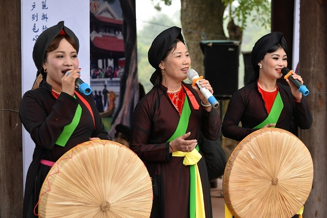 Vào ngày hội, du khách dễ dàng nghe thấy giọng ca quan họ ngọt ngào của các liền anh, liền chị khắp các nẻo đường.