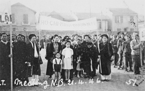 Việt kiều tại Pháp tham gia mít-tinh ủng hộ Chính phủ của Chủ tịch Hồ Chí Minh ngày 21-4-1946. Ảnh tư liệu