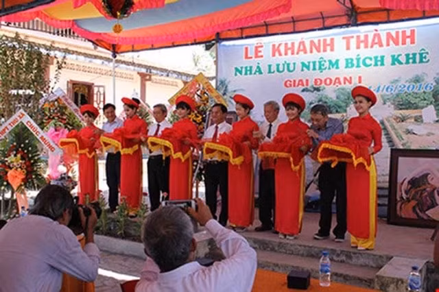 Cắt băng khánh thành nhà lưu niệm nhà thơ Bích Khê.