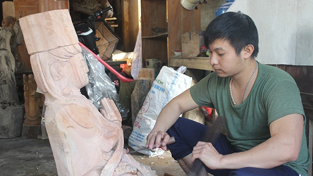 Lứa thợ trẻ của làng vẫn miệt mài với công việc được truyền dạy.