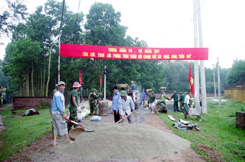 Cán bộ, chiến sĩ Trung đoàn 68, Sư đoàn 304 (Quân đoàn 2) cùng nhân dân thôn Thắng Trí, xã Minh Trí, huyện Sóc Sơn (Hà Nội) thi công đường giao thông liên thôn.