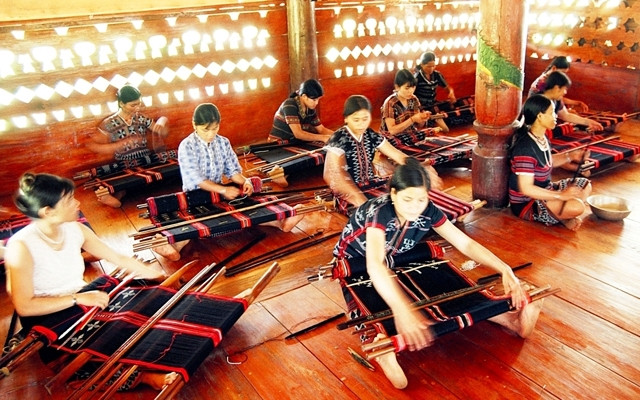 Nghề dệt thổ cẩm mang lại giá trị kinh tế cao cho đồng bào các dân tộc huyện A Lưới.