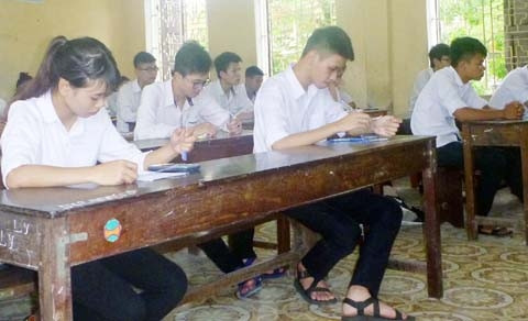 Thí sinh tại điểm thi trường THPT Mỹ Lộc, thuộc Cụm thi do Sở Giáo dục và Đào tạo Nam Định chủ trì trong buổi thi môn Lịch sử, sáng ngày 4-7.