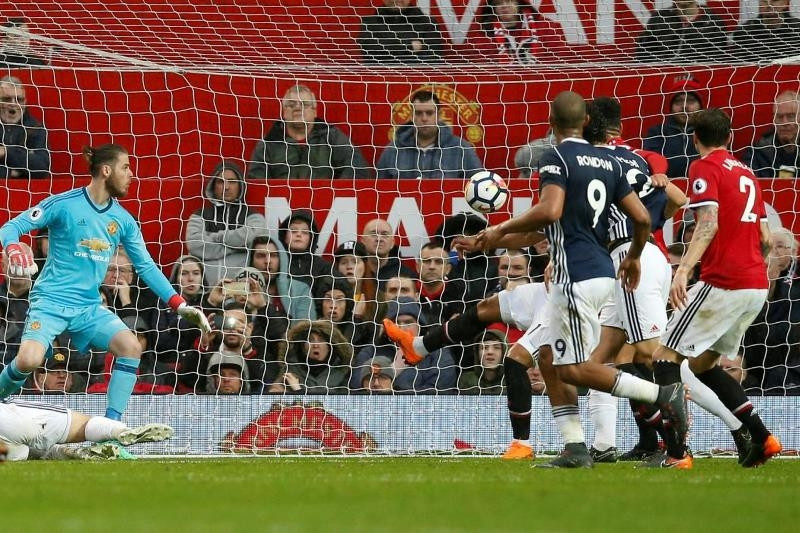 Thủ môn tài ba của Man United De Gea (áo xanh) bất lực nhìn bóng vào lưới.