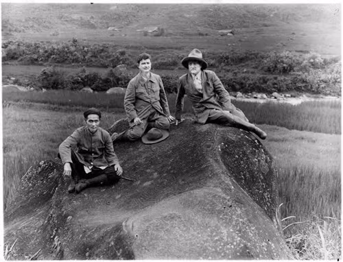 Bãi đá cổ Sa Pa - tác phẩm nhiếp ảnh của Viện Viễn đông Bác cổ.