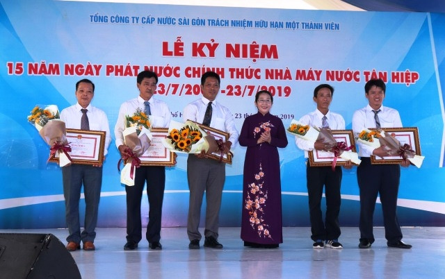 Phó Bí thư Thành ủy Võ Thị Dung trao bằng khen của UBND TP Hồ Chí Minh tuyên dương năm cá nhân.