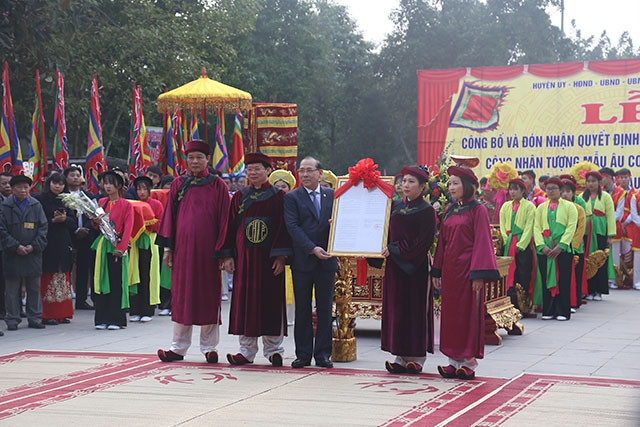 Trao Quyết định công nhận Tượng Mẫu Âu Cơ là bảo vật quốc gia.