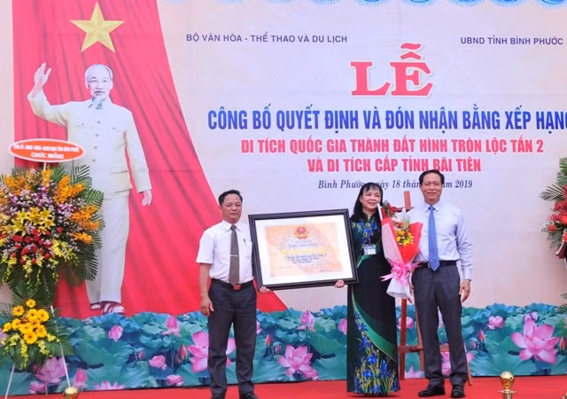 Đại diện Bộ VH-TT-DL trao bằng công nhận xếp hạng Di tích cấp quốc gia cho lãnh đạo huyện Lộc Ninh (Bình Phước).