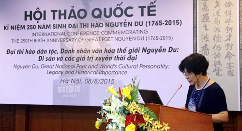 GS Triệu Ngọc Lan (Đại học Bắc Kinh) tham luận tại Hội thảo. Ảnh: VIỆT HỮU