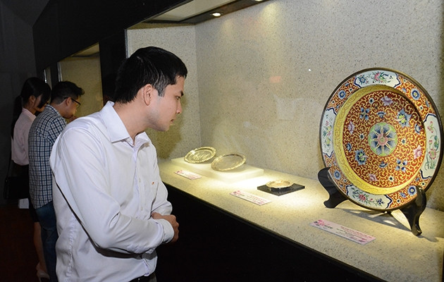 Khách tham quan trưng bày Sen trên cổ vật tại Bảo tàng lịch sử Quốc gia.