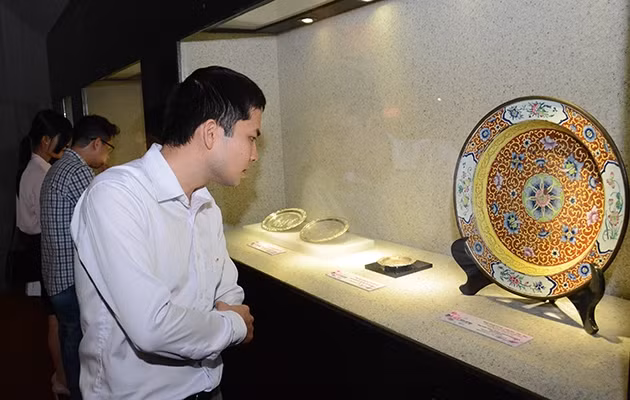 Khách tham quan trưng bày Sen trên cổ vật tại Bảo tàng lịch sử Quốc gia.