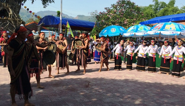 Đồng bào Cor múa hát vui trong Lễ hội.