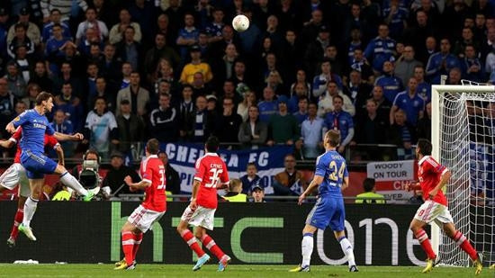 Ivanovic (áo xanh ngoài cùng bên trái) đánh đầu ấn định chiến thắng 2-1 cho Chelsea.