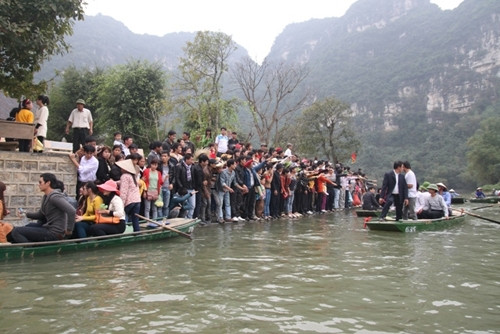 Du khách chen chúc đợi đò tại Khu du lịch Tràng An (Ninh Bình).