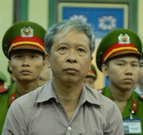 Bị cáo Dương Công Hiệp trả lời thẩm vấn tại tòa.