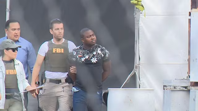 Lực lượng an ninh Mỹ bắt giữ một đối tượng trong đường dây lừa đảo qua internet. Ảnh: FOXLA