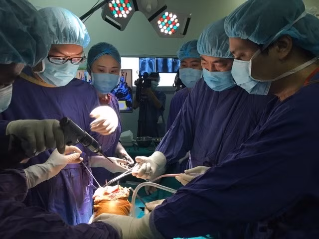 Bệnh viện Việt Đức lần đầu thay khớp gối nhân tạo có tuổi thọ tới 15 năm 