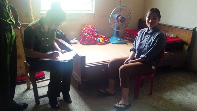 Cơ quan chức năng đang lập biên bản cơ sở giết mổ lợn trái phép của bà Nghiêm Thị Thuyết.