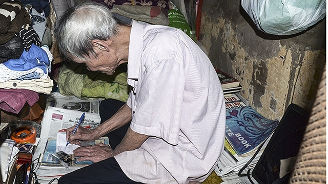 Nhiều năm qua, người dân phố cổ vẫn chấp nhận sống trong cảnh chật chội, tạm bợ.