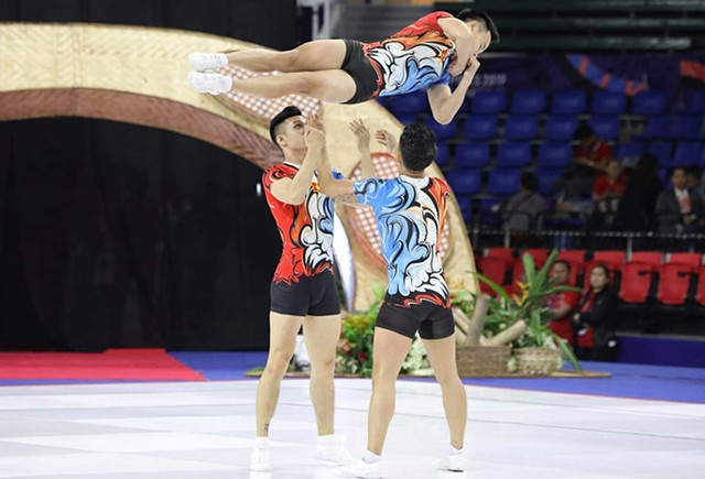 Các VĐV aerobic Việt Nam biểu diễn bài thi ở nội dung phối hợp ba người.