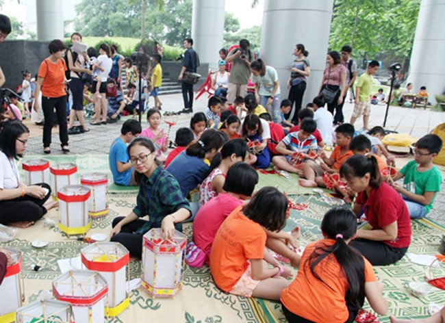 Các bạn trẻ được hướng dẫn làm đèn kéo quân tại Bảo tàng Dân tộc học. Ảnh: Báo Du lịch