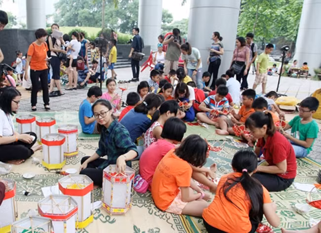 Các bạn trẻ được hướng dẫn làm đèn kéo quân tại Bảo tàng Dân tộc học. Ảnh: Báo Du lịch