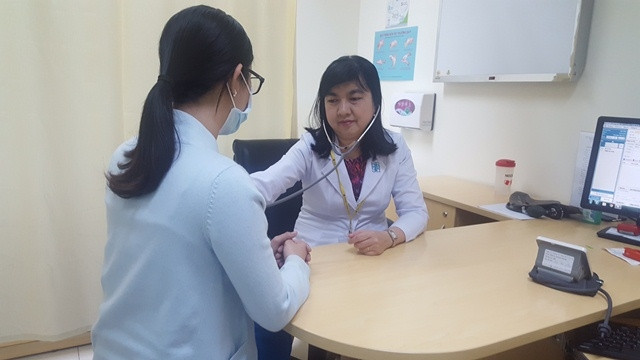 Bác sĩ Thảo đang khám bệnh
