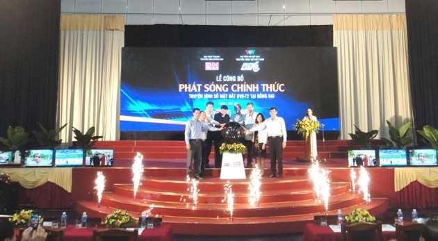 Các đại biểu bấm nút khởi động chương trình phát sóng DVB-T2.