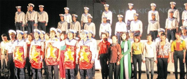 Cảnh trong vở Vòng tay bất tử - Nhà hát kịch Quân đội.