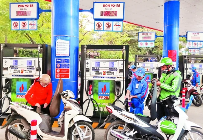 Khách hàng mua xăng tại cửa hàng xăng dầu 194 Thái Thịnh, quận Đống Đa (Hà Nội).