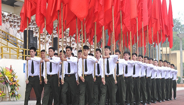 Khối hồng kỳ tham gia diễu hành