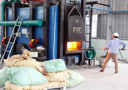 Xử lý rác thải bằng lò đốt tại Công ty TNHH phát triển thương mại và sản xuất Ðại Thắng.