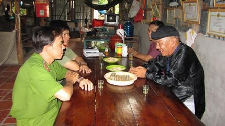 Lực lượng Công an Vĩnh Thạnh cùng với linh mục, giáo dân trao đổi về tình hình an ninh trật tự tại giáo xứ An Bình, xã T