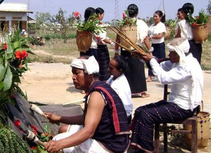 Biểu diễn rơkel trong lễ hội mừng lúa mới của đồng bào Chu Ru.