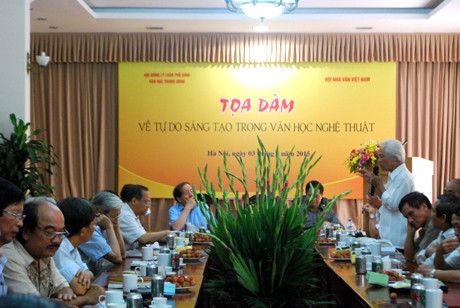 Các nhà văn thảo luận tại buổi tọa đàm "Tự do sáng tạo trong văn học nghệ thuật". Ảnh: PHAN HỮU ĐỐ