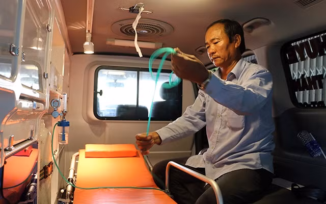 Ông Tám Ðậu thường xuyên kiểm tra các thiết bị y tế lắp đặt trong xe cấp cứu.