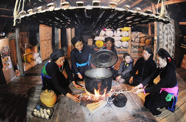 Đừng nghĩ rằng Tết trong bếp là Tết xưa, Tết nhà nghèo, Tết quê kiểng, Tết cổ hủ. Ảnh: TRẦN HẢI