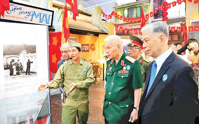 Các cựu chiến binh xem triển lãm "Hà Nội - Mùa thu năm ấy". Ảnh: QUANG THÁI