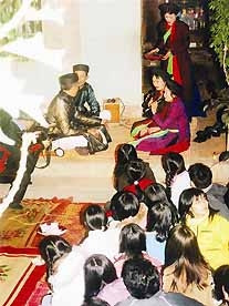 Sinh viên khoa Văn ĐHKHXH-NV
Hà Nội dự canh hát quan họ
tại Hội Lim 2005.