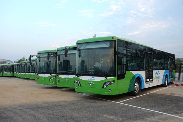 Xe buýt nhanh vận hành thử nghiệm tại bến xe Kim Mã.